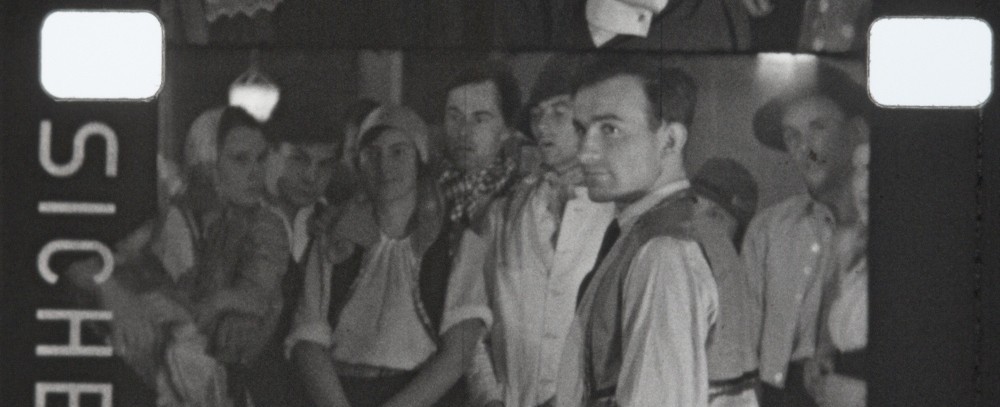 FranzSchnyder(rechts)mitStatisten_SzeneAusDemFilmDasKalteHerz1933